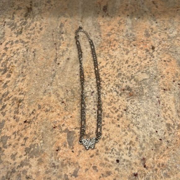Woman's silver chain with butterfly w faux diamonds - Picture 2 of 7